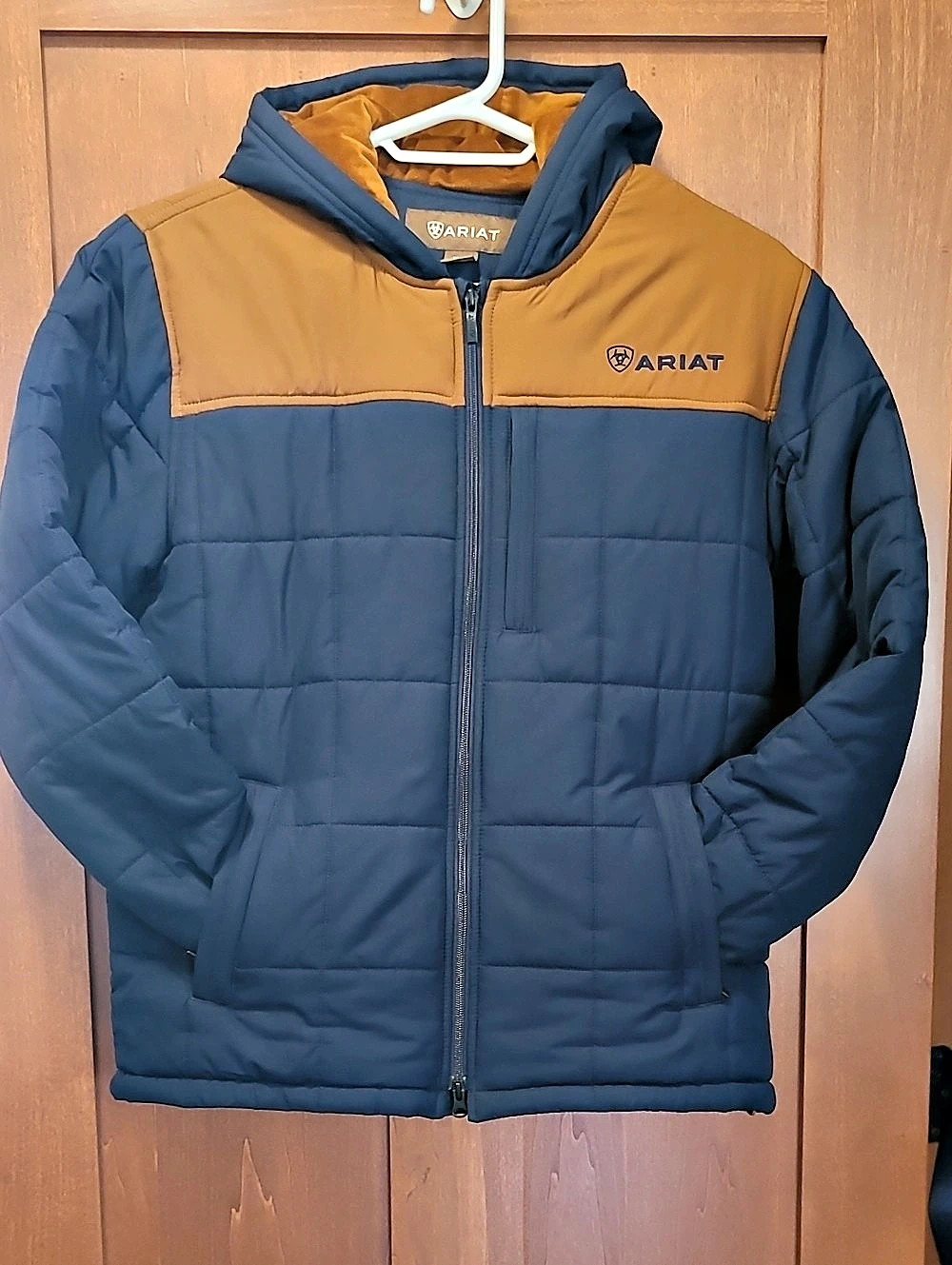 Ariat Cirus Insulated Jacket in Blue & Brown Size Medium